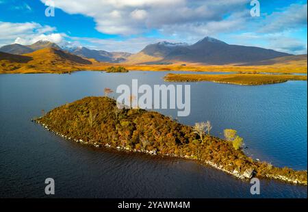 Vista aerea dal drone di piccole isole nel fogliame autunnale su Lochan na h-Achlaise su Rannoch Moor nelle Highlands scozzesi. Foto Stock