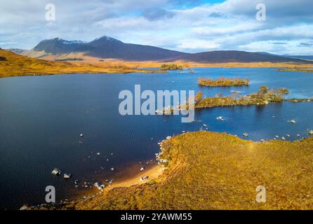 Vista aerea dal drone di piccole isole nel fogliame autunnale su Lochan na h-Achlaise su Rannoch Moor nelle Highlands scozzesi. Foto Stock