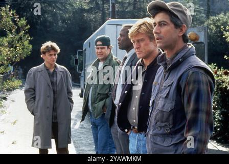 Sneakers anno: 1992 USA Direttore: Phil Alden Robinson River Phoenix, David Strathairn, Dan Aykroyd, Robert Redford, Sydney Poitier limitato all'uso editoriale. Per ulteriori informazioni sulle restrizioni, vedere didascalia. È vietato riprodurre la fotografia al di fuori del contesto della promozione del film. Deve essere accreditato alla Film Company e/o al fotografo assegnato o autorizzato da/autorizzato sul set dalla Film Company. Limitato all'uso editoriale. Photo12 non concede diritti di pubblicità alle persone rappresentate. Credito: Photo12/7e Art/Universal Pictures Foto Stock