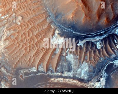 Gli scienziati hanno trovato prove di ferro-solfati di cuscinetto e di minerali di argilla in aree esposte di questa regione del Labyrinthus Noctis formazione. Un campo di dune copre alcuni del terreno. Di seguito è riportato un immagine del pavimento di un 600-miglio lungo canyon chiamato Ius Chasma, che è parte del Valles Marineris, il più grande canyon noto sistema nel sistema solare. La roccia scura è un vecchio flusso lavico e le aree più chiare sono mega increspature. Entrambe le immagini sono state prese dalla Imaging ad alta risoluzione scienza esperimento (HI LUOGO) fotocamera su Mars Reconnaissance Orbiter. Foto Stock