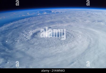 Uragano Isabel sull'Oceano Atlantico, settembre 15, 2003 at 10:54:05.640 GMT. Come si vede dalla Stazione Spaziale Internazionale (Expedition 7) Foto Stock