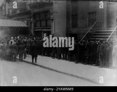 Gli uomini in linea di pane sulla 41st St., New York City]. Data di creazione/Pubblicato: 1915 Feb. Foto Stock