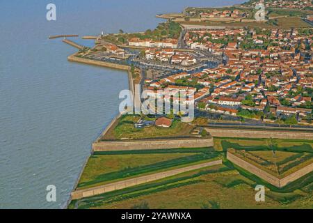 Francia, dipartimento Charente-Maritime, le Château-d'Oléron, cittadella fortificata da Vauban, vista aerea Foto Stock