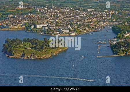 Francia, dipartimento Finistère, Douarnenez, porto peschereccio, Tréboul e Ile Tristan, vista aerea Foto Stock