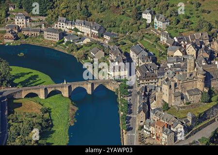 Francia, dipartimento di Aveyron, Estaing, un villaggio classificato come uno dei più bei villaggi della Francia, situato nella valle del Lot, sulla via di pellegrinaggio a Santiago de Compostela, vista aerea Foto Stock