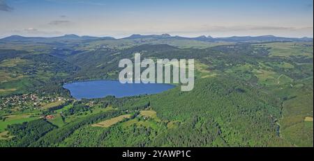 Francia, dipartimento Ardèche, Lac d'Issarlès, lago vulcanico di Ardèche e Vivarais, vista aerea Foto Stock