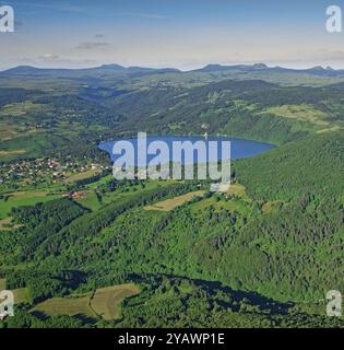 Francia, dipartimento Ardèche, Lac d'Issarlès, lago vulcanico di Ardèche e Vivarais, vista aerea Foto Stock