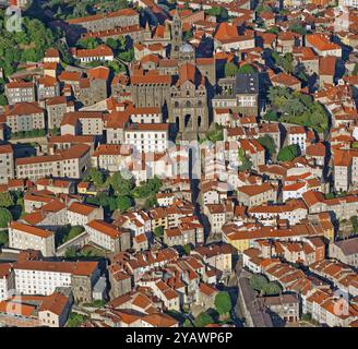 Francia, dipartimento dell'alta Loira, città di le Puy-en-Velay da la via Podiensis, vista aerea Foto Stock