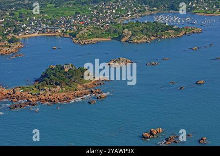 Francia, dipartimento Côtes-d'Armor, Perros-Guirec, porto di Ploumanac'h e Anse de Saint-Guirec, l'ile Renote e castello di Costaérès, vista aerea Foto Stock