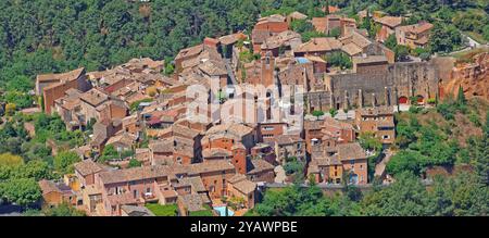 Francia, dipartimento di Vaucluse, Roussillon, nel villaggio turistico ai piedi del villaggio delle cave ocra del Luberon etichettato come i villaggi più belli della Francia, vista aerea Foto Stock