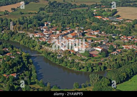 Francia, dipartimento della Vandea, Vouvant, villaggio etichettato come i più bei villaggi della Francia, vista aerea Foto Stock