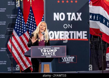 Atlanta, Georgia - 15 ottobre: Marjorie Taylor Greene, rappresentante degli Stati Uniti per il quattordicesimo distretto congressuale della Georgia dal 2021, parla ad un raduno della campagna di Donald Trump al Cobb Energy Performing Arts Centre il 15 ottobre 2024 ad Atlanta, Georgia. Oggi è il primo giorno di votazioni anticipate e i sondaggi mostrano una corsa serrata. (Foto di Phil Mistry/Alamy Live News) Foto Stock