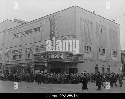 Le persone si stanno allineando davanti all'Outremont Theatre . "Due biglietti per Londra" e "Ghost Goes West" sono i due film in riproduzione. 1943. Archivio fotografia in bianco e nero , credito fotografico: Conrad Poirier Foto Stock