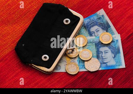 borsetta e contanti da donna, sterline Foto Stock