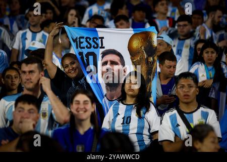 Buenos Aires, Argentina. 15 ottobre 2024. I tifosi argentini hanno visto durante la partita tra Argentina e Bolivia come parte delle qualificazioni ai Mondiali di calcio 2026 all'Estadio Mas Monumental. Punteggio finale: Argentina 6 : 0 Bolivia credito: SOPA Images Limited/Alamy Live News Foto Stock