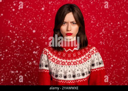 Foto di infelice offesa splendida ragazza con capelli dritti indossare maglione rosso cupo stare labbra buzzate isolato su sfondo di colore rosso Foto Stock