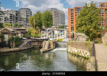 St Pancras Lock sul Regents Canal di Londra Foto Stock