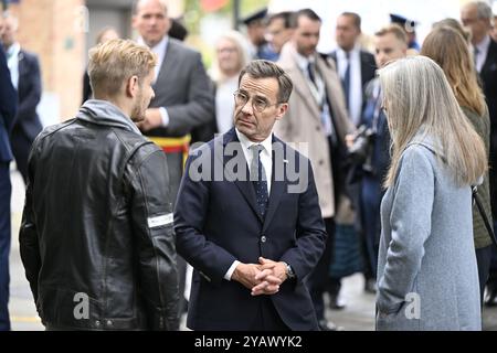 Bruxelles, Belgio. 16 ottobre 2024. I genitori delle vittime parlano con il primo ministro svedese Ulf Kristersson durante una commemorazione delle vittime dell'attentato terroristico del 16 ottobre 2023, a Bruxelles, mercoledì 16 ottobre 2024. Due tifosi della squadra di calcio svedese sono stati uccisi e un terzo gravemente ferito in un attacco terroristico nei pressi di Place Sainctelette a Bruxelles, mentre erano diretti allo stadio ROI Baudouin per assistere alla partita di calcio Belgio-Svezia. BELGA PHOTO ERIC LALMAND credito: Belga News Agency/Alamy Live News Foto Stock