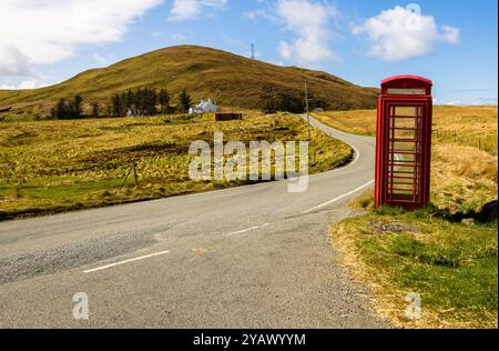 Isola di Skye, Scozia - 30 aprile 2013 - foto di una vecchia cabina telefonica sull'isola di Skye nel mezzo del nulla. Rappresenta il desolato storico Foto Stock