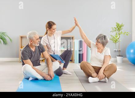 Fisioterapista di alto livello durante la riabilitazione Foto Stock