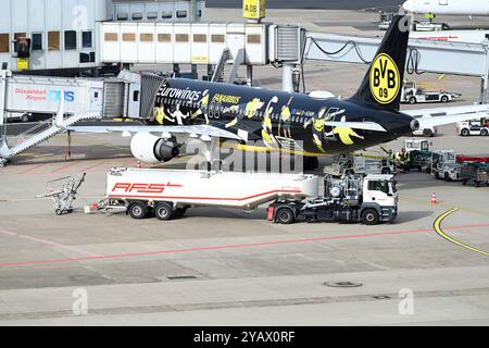 Duesseldorf, Germania. 15 ottobre 2024. Un aeromobile Eurowings, un airbus del Borussia Dortmund fan, è gestito presso il terminal, l'autocisterna, il kerosene, il carburante per l'aviazione, l'aeroporto di Duesseldorf, 15 ottobre 2024. Credito: dpa/Alamy Live News Foto Stock