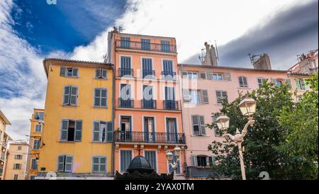 Via e facciata della città vecchia di Tolone, nel Var, Provenza-Alpi-Côte Costa Azzurra, Francia. Foto Stock