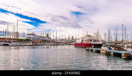 Il porto, le barche e i traghetti, a Tolone, nel Var, Provence Alpes Côte d'Azur, Francia Foto Stock