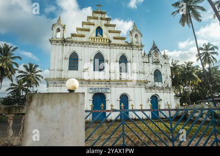 L'antica cappella storica portoghese in un giorno d'estate soleggiato. Chiesa della Cappella di nostra Signora Pietà ad Anjuna Goa, India. Foto di viaggio, nessuno Foto Stock