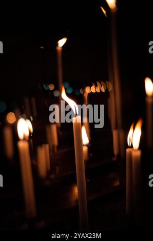 Candela nella Basilica di Saint-Sauveur di Dinan nel dipartimento Cotes-D Armor nella regione della Bretagna il 29 maggio 2022. Cierge dans la basilique Saint Foto Stock