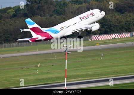 Duesseldorf, Germania. 15 ottobre 2024. Un Airbus Eurowings in decollo, Aeroporto di Duesseldorf, 15 ottobre 2024. Credito: dpa/Alamy Live News Foto Stock