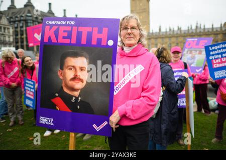 Londra, Regno Unito. 16 ottobre 2024. Sarah Fenton, di Hungerford, che fa campagna per conto di suo marito Keith, si unisce ai sostenitori a favore della legalizzazione della morte assistita al di fuori del parlamento, mentre si svolge la prima lettura del disegno di legge sulla morte assistita. Il credito fotografico dovrebbe essere: Matt Crossick/Empics/Alamy Live News Foto Stock