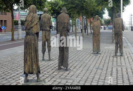 DUBLINO, IRLANDA - 31 LUGLIO 2024: Serie di sculture di Rowan Gillespie in memoria della carestia Foto Stock