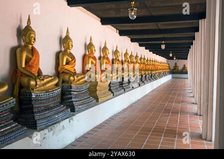 Vista del tempio Wat Phutthaisawan ad Ayutthaya, Thailandia, Asia. Edificio religioso tailandese e santuario buddista con statue di Buddha dorato Foto Stock