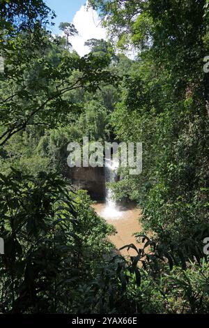 Cascata Haew Suwat nella foresta pluviale del Parco Nazionale di Khao Yai, Thailandia, con foresta pluviale, giungla e alberi. Viaggia nel sud-est asiatico Foto Stock