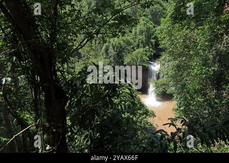 Cascata Haew Suwat nella foresta pluviale del Parco Nazionale di Khao Yai, Thailandia, con foresta pluviale, giungla e alberi. Viaggia nel sud-est asiatico Foto Stock