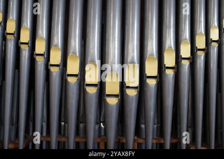 Primo piano di canne metalliche di un organo a canne fatto a mano in una chiesa Foto Stock