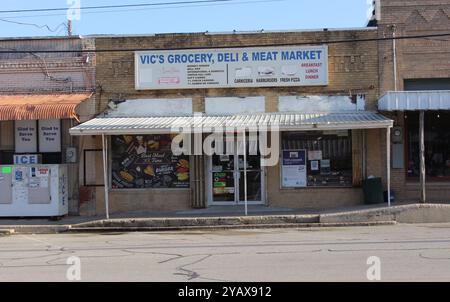 Florence, Texas - 9 giugno 2023: Negozio di alimentari e specialità gastronomiche situato in un edificio storico situato nel centro di Florence, Texas Foto Stock