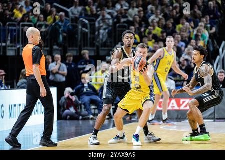 Berlino, Germania. 15 ottobre 2024. Martin Hermannsson (R) di Alba Berlin e Theo Maledon (L) di LDLC ASVEL Villeurbanne visti in azione durante il terzo round della stagione regolare 2024/2025 Turkish Airlines Euroleague tra Alba Berlin e LDLC ASVEL Villeurbanne alla Uber Arena. Punteggio finale; Alba Berlin 84:79 LDLC ASVEL Villeurbanne. Credito: SOPA Images Limited/Alamy Live News Foto Stock