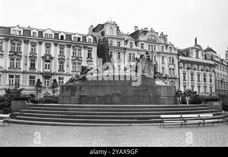 Tschechei, Prag, 04.05.1994 Archiv.: 46-36-15 fuer Ihr Archiv foto: DAS Jan-Hus-Denkmal auf dem Altstaedter Ring ist ein Werk des tschechischen Bildhauers Ladislav Å aloun. Fuer Ihr Archiv *** Repubblica Ceca, Praga, 04 05 1994 Archivio 46 36 15 per il vostro archivio foto il monumento Jan Hus sulla Piazza della città Vecchia è opera dello scultore ceco Ladislav Å Aloun per il vostro archivio Foto Stock