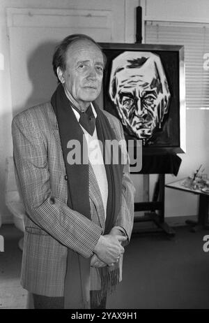 Deutschland, Rhoendorf, 16.05.1994 Archiv.: 47-45-33 fuer Ihr Archiv foto: Ernst Günter Hansing, Maler, mit seinem Portrait von Bundespraesident Richard von Weizsaecker fuer Ihr Archiv *** Germania, Rhoendorf, 16 05 1994 Archivio 47 45 33 per il tuo archivio foto Ernst Günter Hansing, pittore, con il suo ritratto del presidente federale Richard von Weizsaecker per il tuo archivio Foto Stock