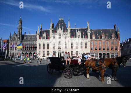 Bruges, Belgio - 28 agosto 2024: Tribunale provinciale (Provinciaal Hof) nella piazza del mercato (Grote Markt) nel centro storico di Bruges (Brugge). Foto Stock