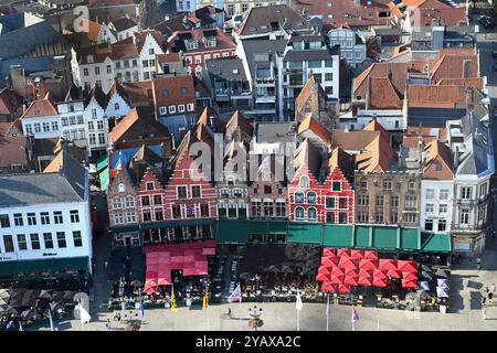 Bruges, Belgio - 28 agosto 2024: Vista dall'alto del paesaggio urbano di Bruges dalla torre Belfort (campanile) nella città vecchia. Foto Stock