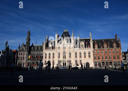 Bruges, Belgio - 28 agosto 2024: Tribunale provinciale (Provinciaal Hof) nella piazza del mercato (Grote Markt) nel centro storico di Bruges (Brugge). Foto Stock