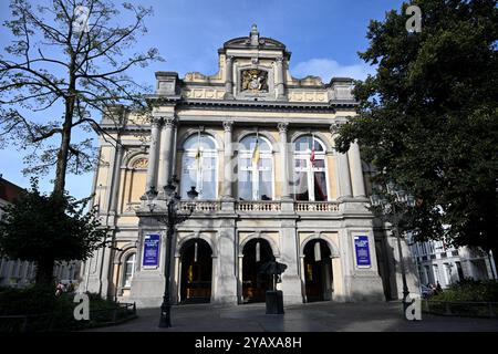 Bruges, Belgio - 29 agosto 2024: Teatro municipale (Koninklijke Stadsschouwburg) nella città vecchia di Bruges. Foto Stock