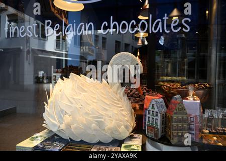 Bruges, Belgio - 29 agosto 2024: Un cigno di cioccolato nella cioccolateria belga nella città vecchia di Bruges Foto Stock