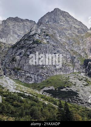 montagne rocciose con cime taglienti Foto Stock