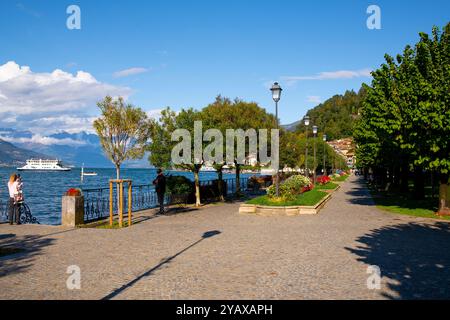 Europa Italia Lombardia Bellagio sul Lago di Como un parcheggio che mostra un traghetto che attraversa il lago Foto Stock