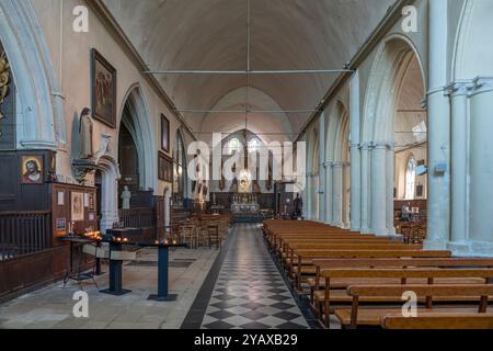 Saint-Valery-sur-somme, Francia - 09 19 2024: Vista interna della Chiesa di Saint-Martin dalla navata Foto Stock