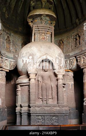 Grotte di Ajanta 19: Interni stupa con statua di Budda e triple ombrello o harmika Aurangabad, Maharashtra, India. Foto Stock