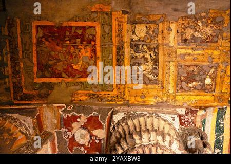 Grotta n. 19. Porzione di soffitto nella corsia destra che mostra dipinti di Buddha e motivi geometrici. Grotte di Ajanta, Aurangabad, Maharashtra, India Foto Stock